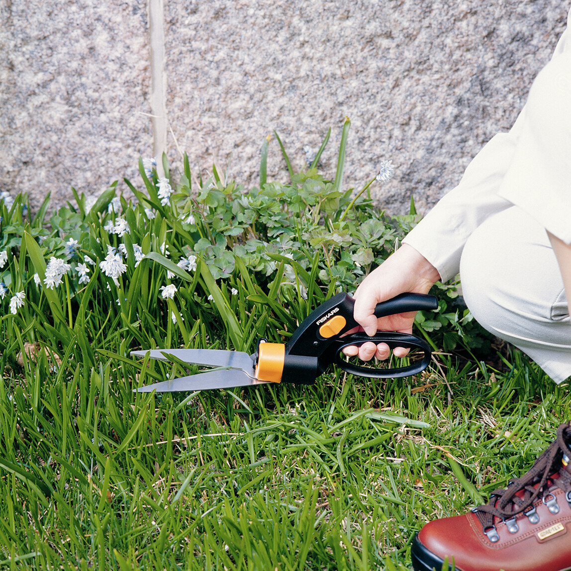    Fiskars Çim Makası Servo Sistem 113680  