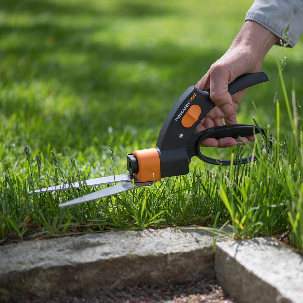    Fiskars Çim Makası Servo Sistem 113680  