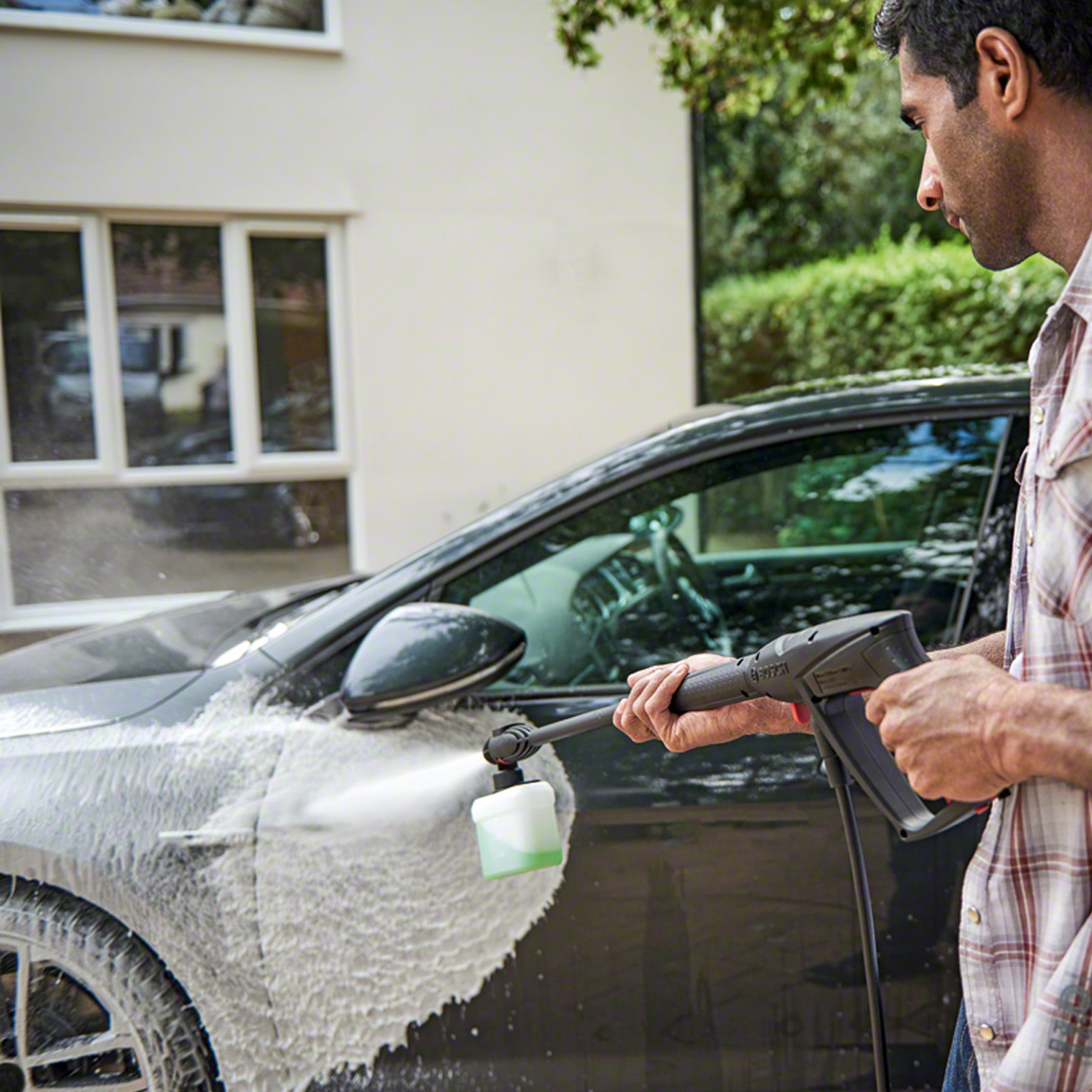    Bosch Universal Aquatak 135 bar Yüksek Basınçlı Yıkama Makinesi   