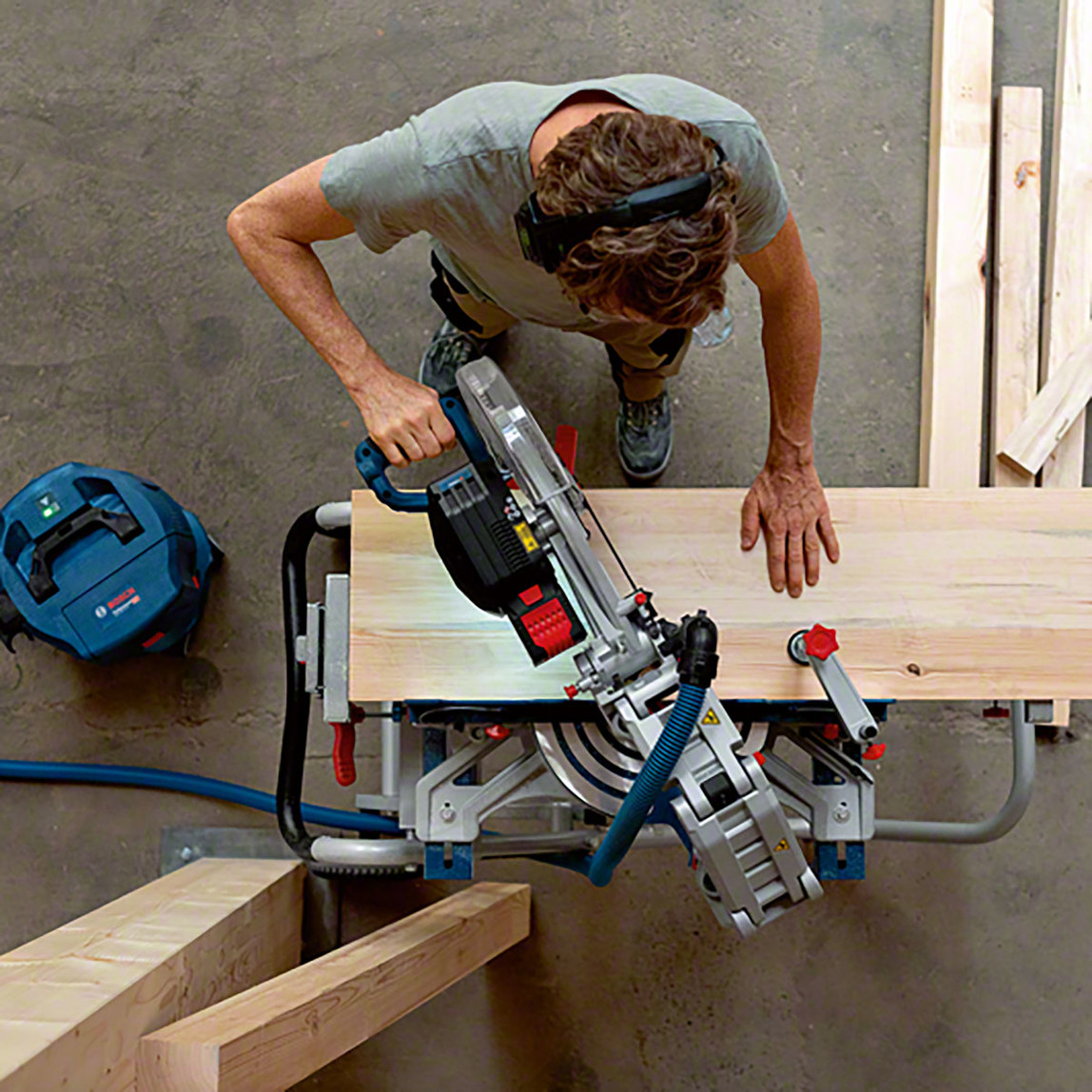    Bosch Profesyonel GCM-18V-305 GDC 2000W 305 mm Solo Akülü Gönye Testere  (Akü ve Şarj Cihazı Dahil Değildir.) 