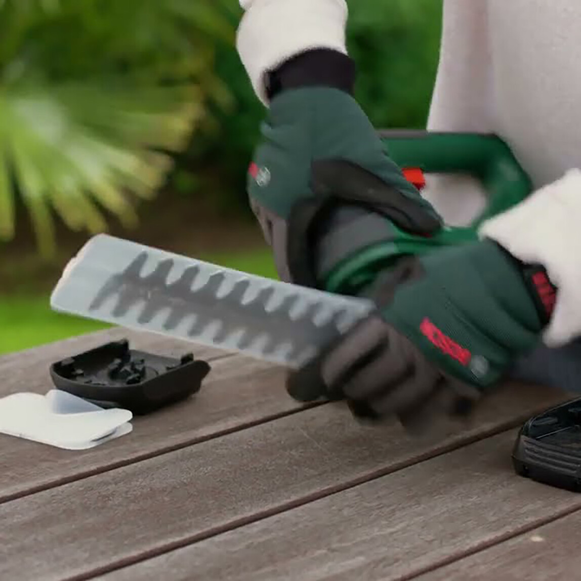    Bosch Advancedshear 18V-10 Akülü Çim ve Topiari Makası 