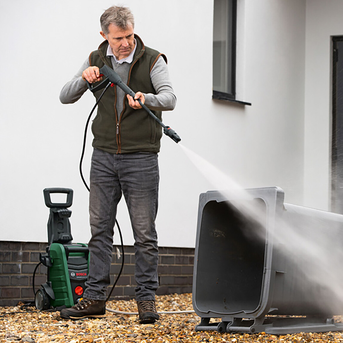    Bosch Universal Aquatak 130 bar Yüksek Basınçlı Yıkama Makinesi 