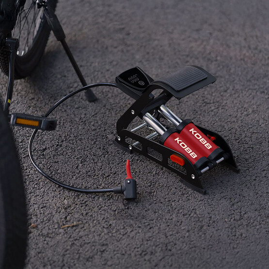 KOBB KB5402D Çift Pistonlu Dokunmatik Dijital Basınç Göstergeli Ayak Pompası + Taşıma Kılıfı