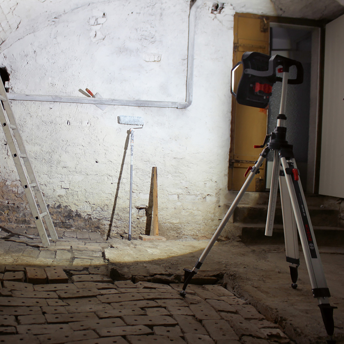    Bosch GLI 18V-4000 C Solo Akülü Fener (Akü ve Şarj Cihazı Dahil Değildir.) 