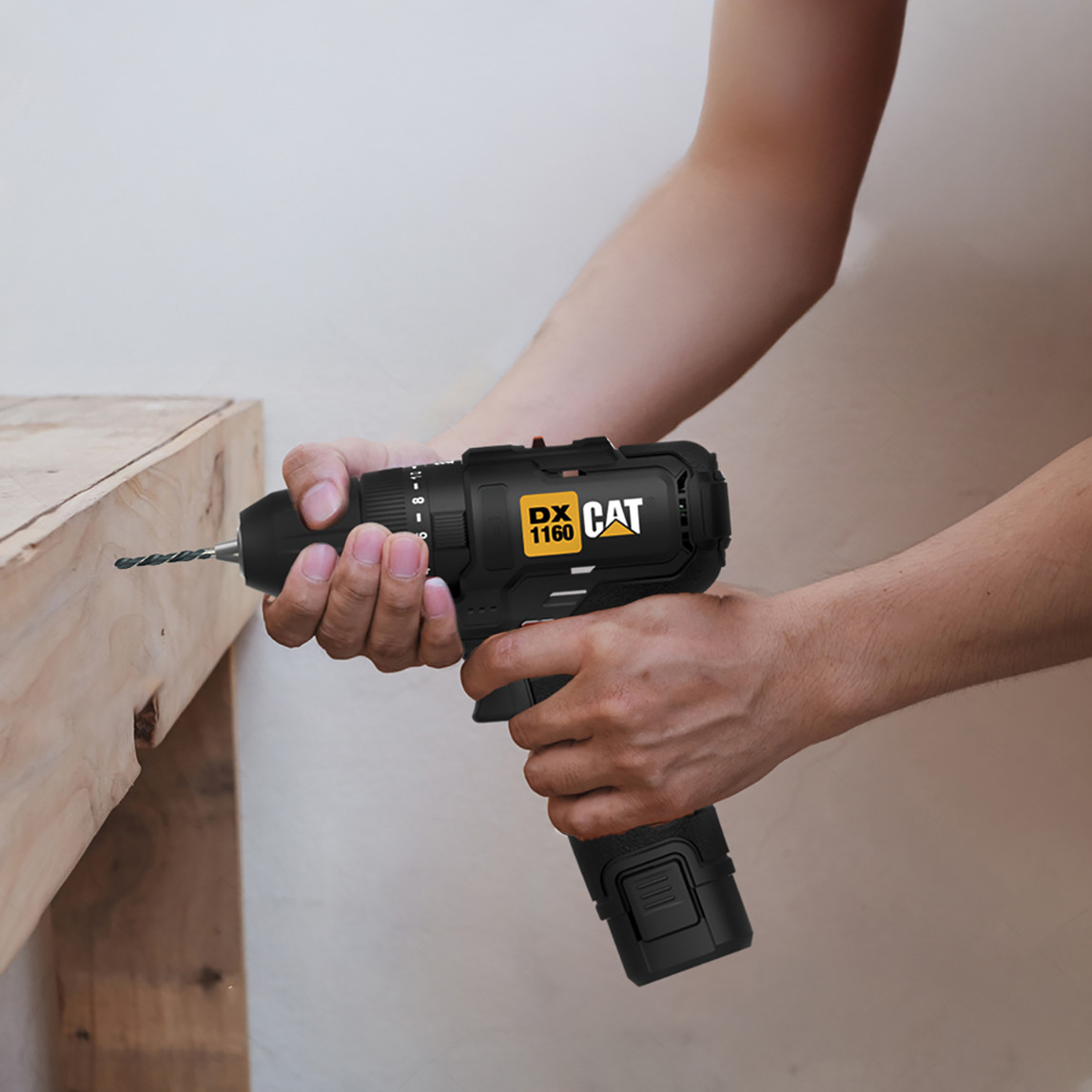    CAT DX1160 12Volt/2.0Ah Li-ion Çift Akülü Kömürsüz Profesyonel Şarjlı Darbeli Matkap + DA01901 32 Parça Aksesuar Seti 