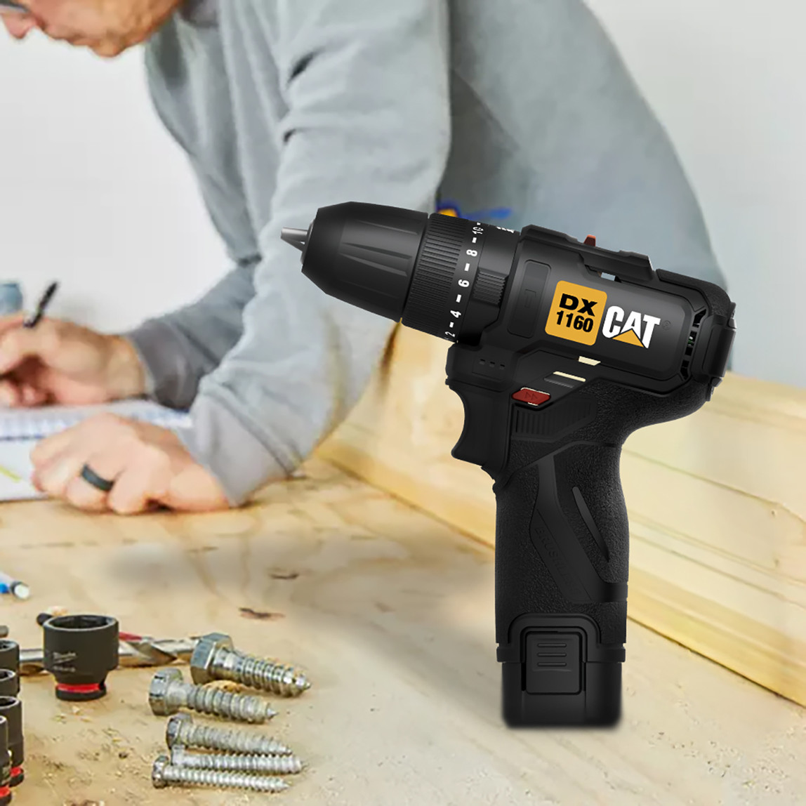    CAT DX1160 12Volt/2.0Ah Li-ion Çift Akülü Kömürsüz Profesyonel Şarjlı Darbeli Matkap + DA01901 32 Parça Aksesuar Seti 