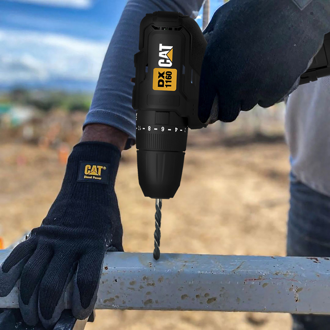    CAT DX1160 12Volt/2.0Ah Li-ion Çift Akülü Kömürsüz Profesyonel Şarjlı Darbeli Matkap + DA01901 32 Parça Aksesuar Seti 